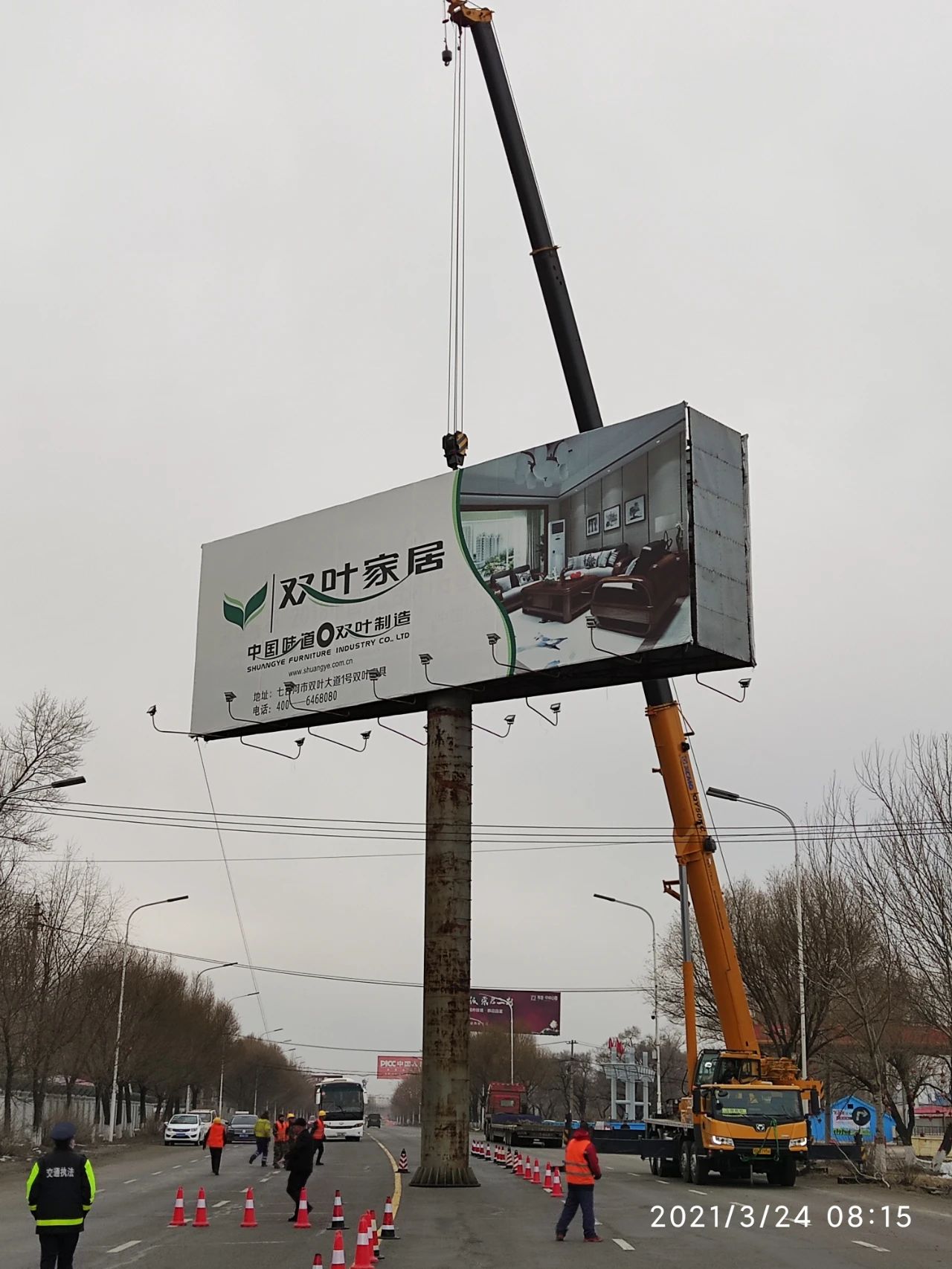 佳木斯市交通运输综合行政执法局拆除公路非法设置的擎天柱广告牌保护